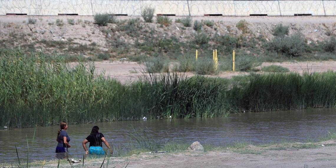 Agentes de la GN de Texas dispararon a migrantes en la frontera con México con bolas de pimienta.