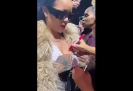 En pleno concierto Mariah Carey le firmo el pecho a Rihanna