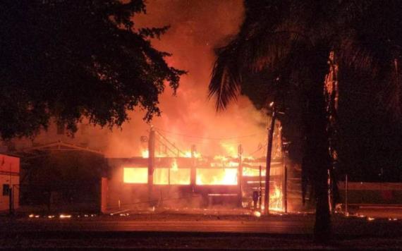 Una incendio destruye un restaurante de mariscos en Culiacán, Sinaloa.