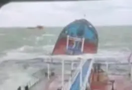 Hundimiento de barcos propicia derrame de petróleo en el mar negro