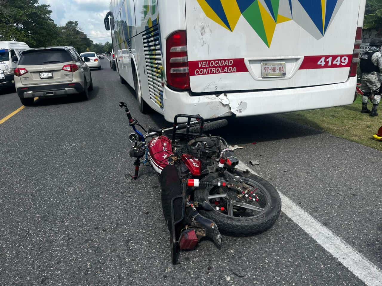 Estampados en la cola de un autobús