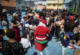El arduo trabajo de ser Papá Noel en Venezuela