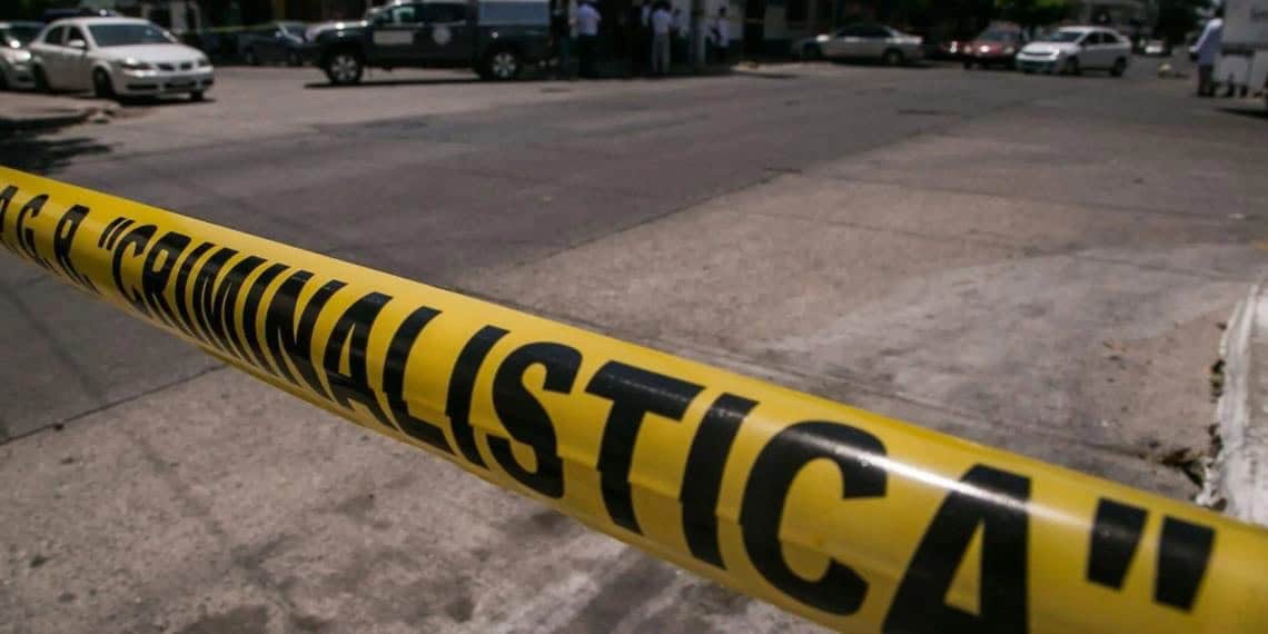 Encuentran dos cuerpos en el interior de un automóvil en CDMX