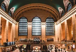 Detienen a hombre por acuchillar a dos personas en Grand Central