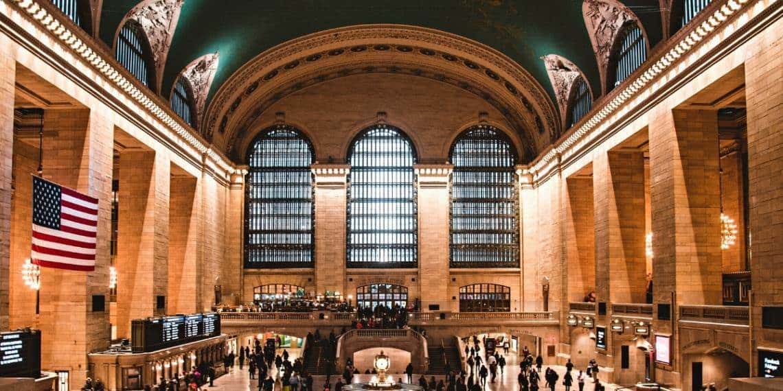 Detienen a hombre por acuchillar a dos personas en Grand Central