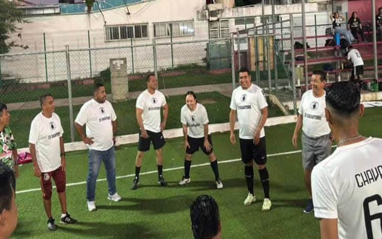 Partido lleno de emociones se vivió entre Cacaoteros de Tabasco y Fraccionamiento Carrizal en el campo de pasto sintético de la Ciudad Deportiva
