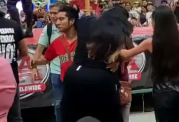 Mujeres se agarran a golpes en evento de lucha libre en Villahermosa
