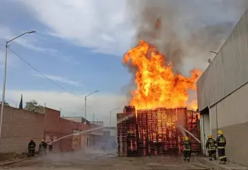 Un incendio en la Central de Abasto de Puebla acaba con varios automóviles