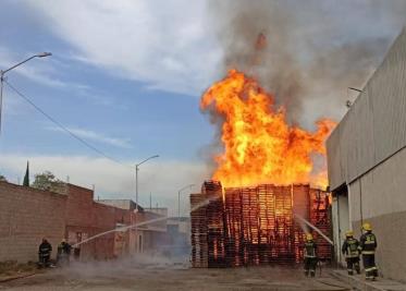 Un incendio en la Central de Abasto de Puebla acaba con varios automóviles