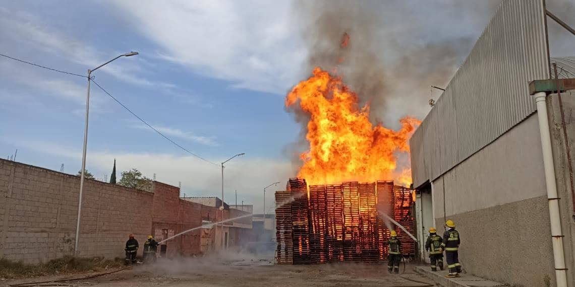 Un incendio en la Central de Abasto de Puebla acaba con varios automóviles