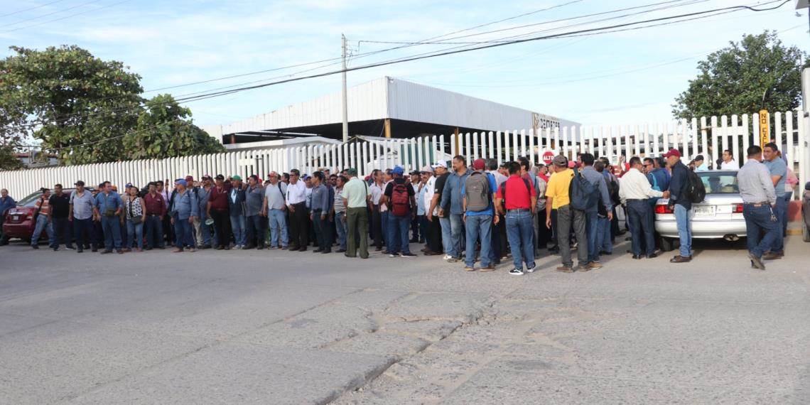 Ex trabajadores de Cematab se manifiestan contra su cierre y piden reflexionar