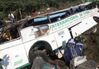 Autobús cae a precipicio y deja13 personas sin vida en Colombia