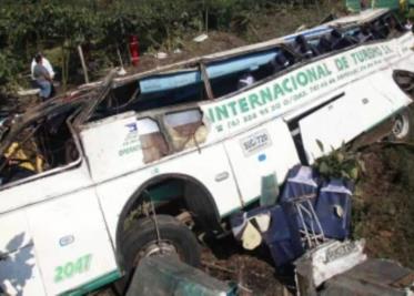 Autobús cae a precipicio y deja13 personas sin vida en Colombia