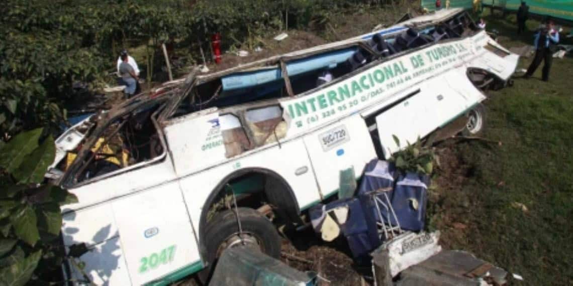 Autobús cae a precipicio y deja13 personas sin vida en Colombia