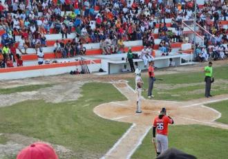 Papayeros de La Isla pegó primero en el inicio de la Serie Final de la Temporada 2024-2025 de la Liga Tabasqueña de Beisbol de Primera Fuerza.