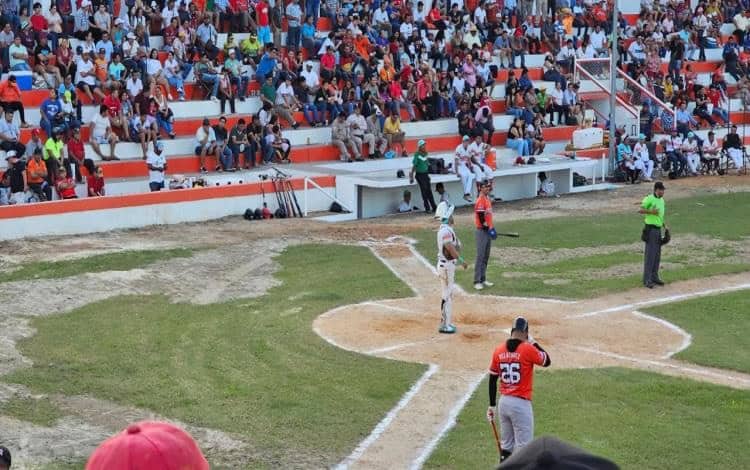 Papayeros de La Isla pegó primero en el inicio de la Serie Final de la Temporada 2024-2025 de la Liga Tabasqueña de Beisbol de Primera Fuerza.