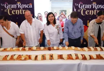 Festeja Yolanda Osuna con ciudadanos partida de Rosca de Reyes monumental en la Zona Luz