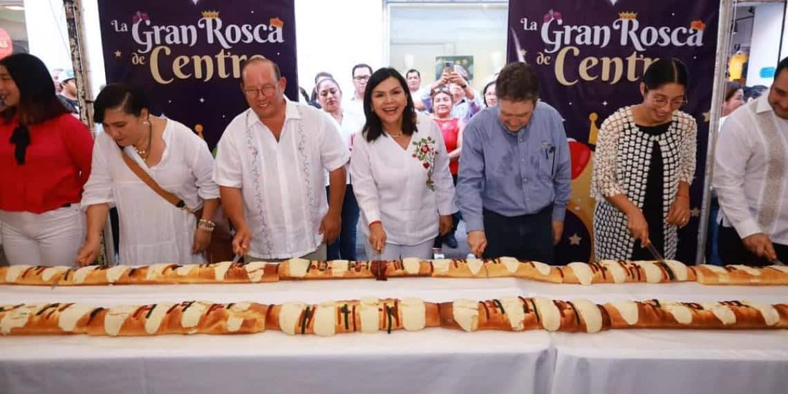 Festeja Yolanda Osuna con ciudadanos partida de Rosca de Reyes monumental en la Zona Luz