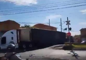 Un tren impacto contra un tráiler en Celaya