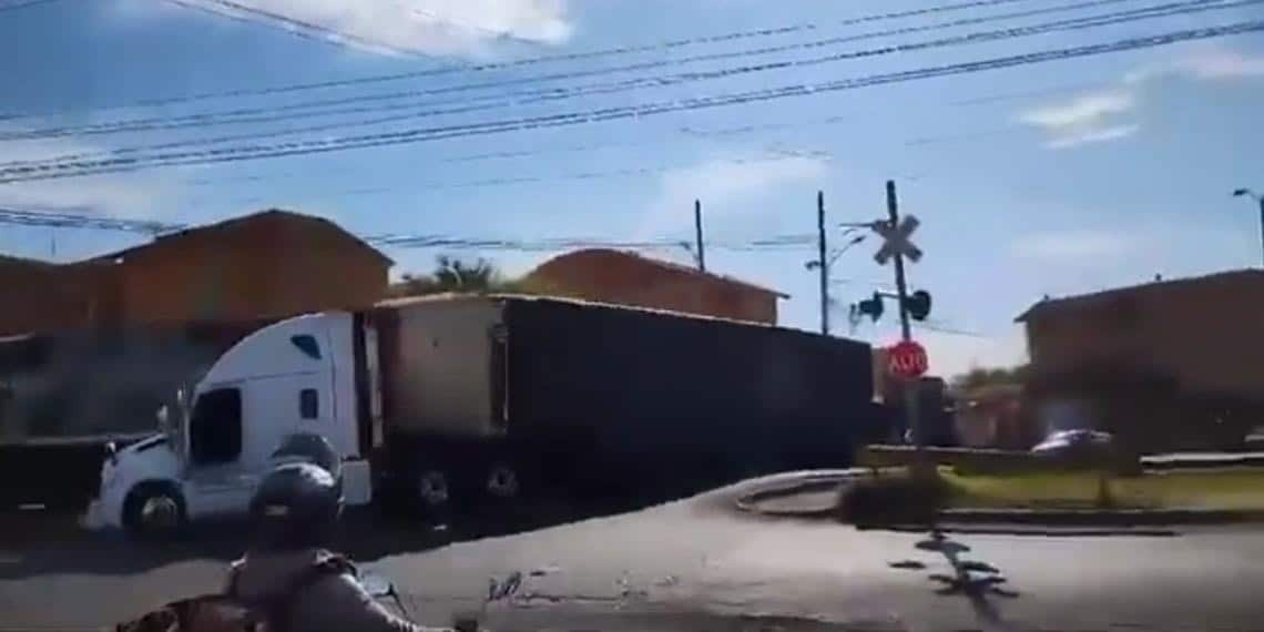 Un tren impacto contra un tráiler en Celaya