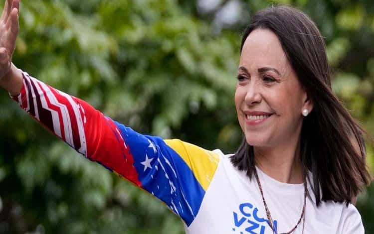 María Corina Machado fue violentamente interceptada tras marcha en Venezuela; disparan contra su equipo