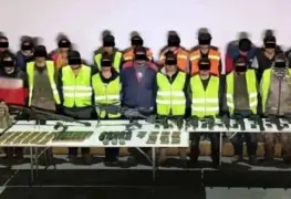 En Nuevo León, arrestan a 27 individuos con un arsenal de armas de fuego.