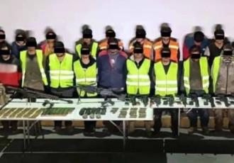 En Nuevo León, arrestan a 27 individuos con un arsenal de armas de fuego.