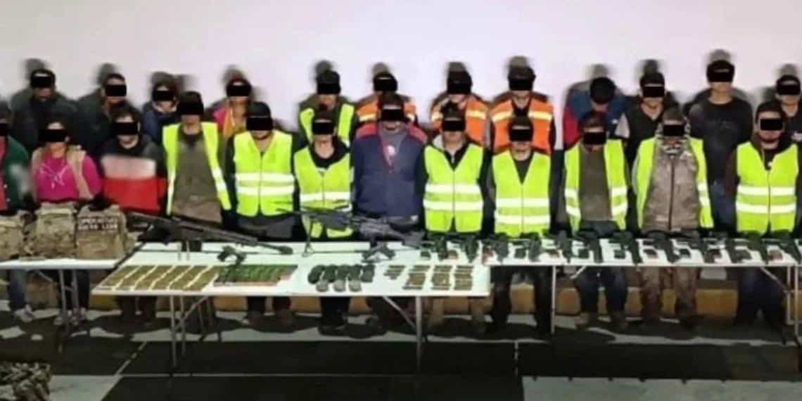 En Nuevo León, arrestan a 27 individuos con un arsenal de armas de fuego.