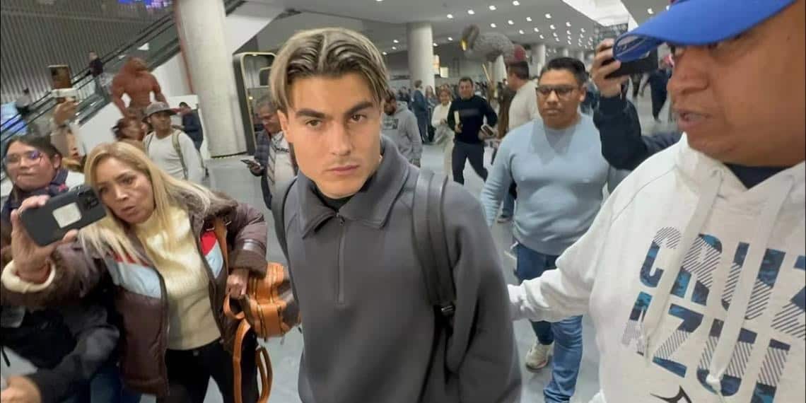 Luka Romero arribó a la Ciudad de México preparado para firmar con el Cruz Azul.