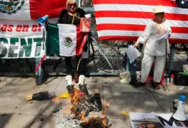 Activistas se manifestaron que mando una piñata de Trump ante la Embajada de EU en México
