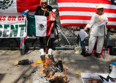 Activistas se manifestaron que mando una piñata de Trump ante la Embajada de EU en México