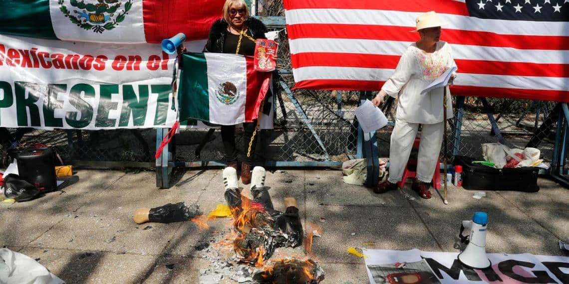 Activistas se manifestaron que mando una piñata de Trump ante la Embajada de EU en México