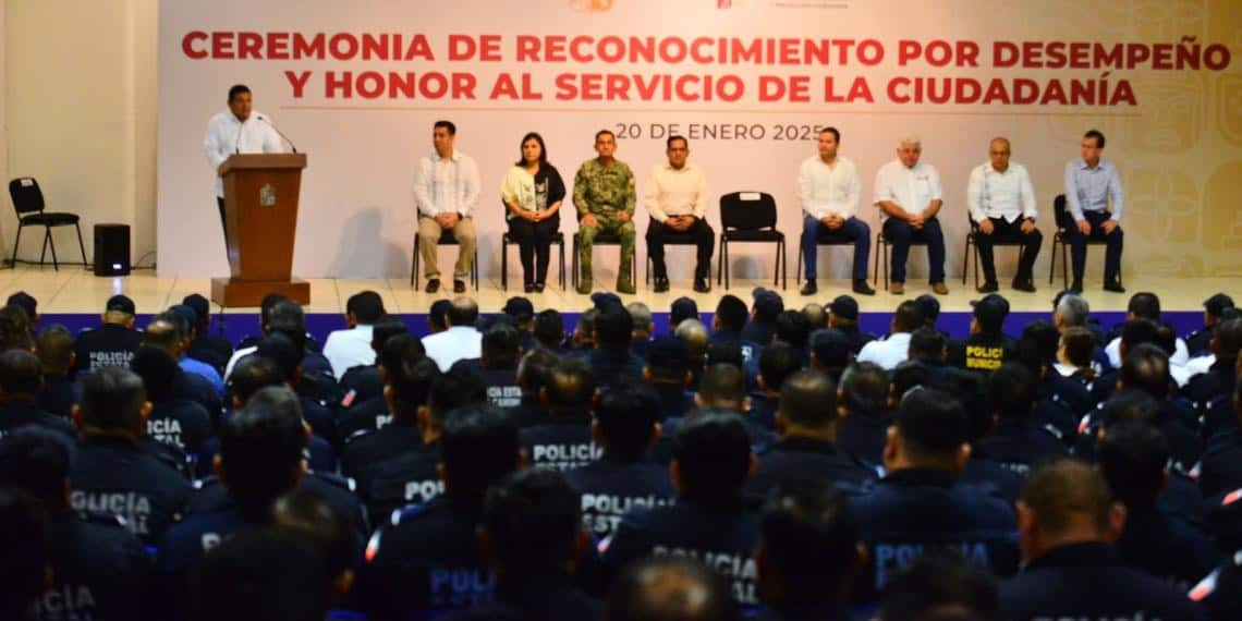 Agradecen policías apoyo del gobierno
