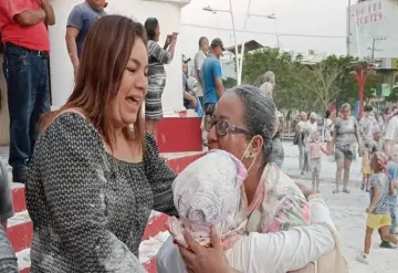 La Presidenta Sandra Beatriz Hernández Jiménez, convivió esta noche con su pueblo en el marco de la tradicional tiradera de harina