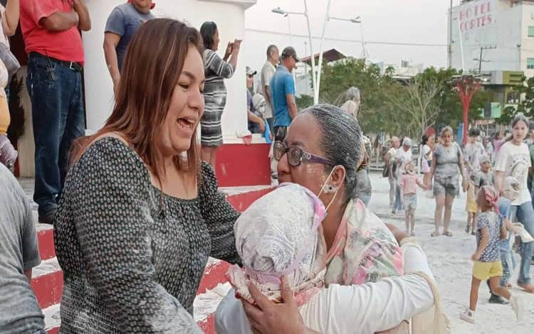 La Presidenta Sandra Beatriz Hernández Jiménez, convivió esta noche con su pueblo en el marco de la tradicional tiradera de harina