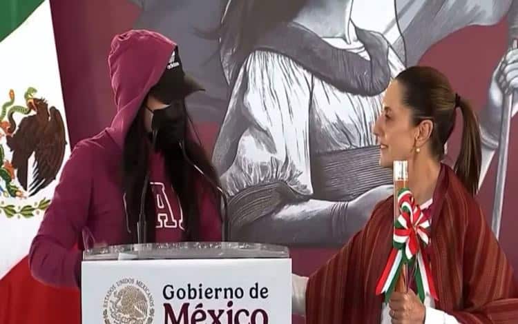 La saxofonista María Elena Ríos interrumpe en un acto de la Presidenta Claudia Sheinbaum para denunciar que su agresor está libre: "Me rindo, las mujeres en Oaxaca no tenemos justicia"