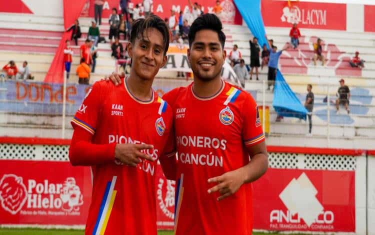 Los futbolistas tabasqueños Andros Sánchez y Jesús Vidal anotaron con Pioneros Jr. en la goleada que le propinaron 5-0 a Felinos 48 en el inicio de la jornada 14 de la Temporada 2024-2025 de la Tercera División