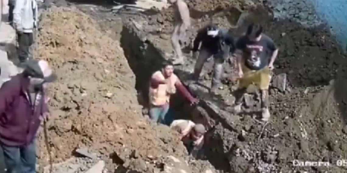 Derrumbe deja sepultados a trabajadores en una obra de drenaje en CDMX