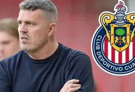 Óscar García, entrenador de Chivas, será suspendido por tres partidos.