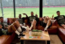 Santiago Giménez realizo publicaciones en redes sociales que aumentan los rumores sobre su salida del Feyenoord