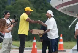 Neymar aterriza en Brasil para firmar con el Santos.