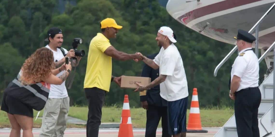 Neymar aterriza en Brasil para firmar con el Santos.