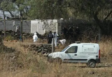 En Xochimilco descubren fosa clandestina con al menos tres cuerpos en su interior.