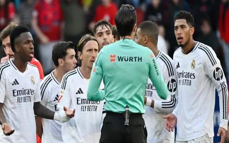 El arbitraje y VAR generan polémica en el empate del Real Madrid con Osasuna en La Liga