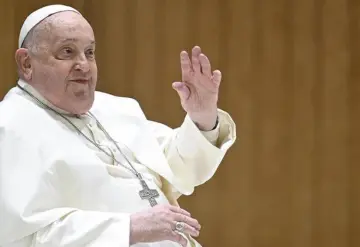 Papa Francisco se mantiene estable y libre de fiebre, mientras se somete a un nuevo tratamiento.