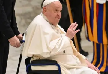 Papa Francisco muestra un ligero avance después de 6 días en el hospital