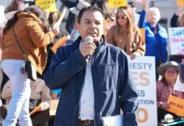 En California, un senador republicano busca poner fin a la ley santuario para los migrantes en California.