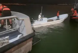 Marina rescata a dos tripulantes en la Zona de Fondeadero de Dos Bocas, en Paraíso, Tabasco