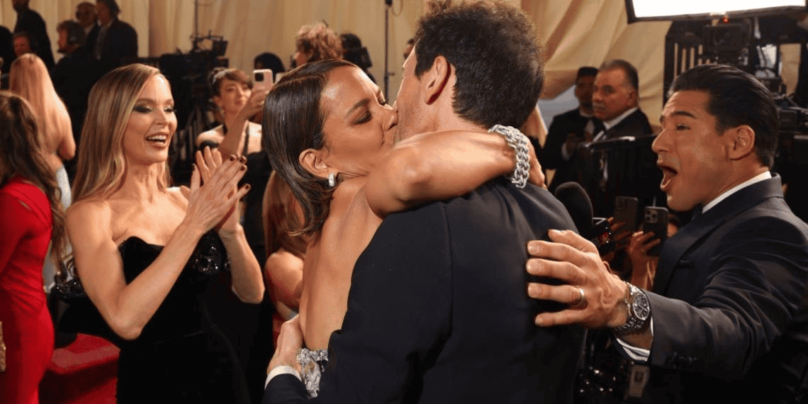 El beso de Halle Berry a Adrien Brody genera críticas por falta de respeto