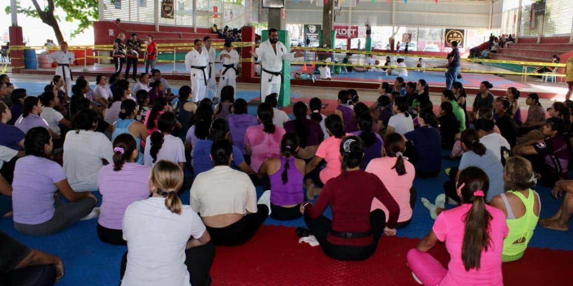 En un estupendo ambiente deportivo se llevó a cabo con éxito el taller de defensa personal femenil organizado por el Instituto de la Juventud y el Deporte de Tabasco (INJUDET) en las canchas techadas de la Ciudad Deportiva en conmemoración de este 8 de marzo "Día Internacional de la Mujer"